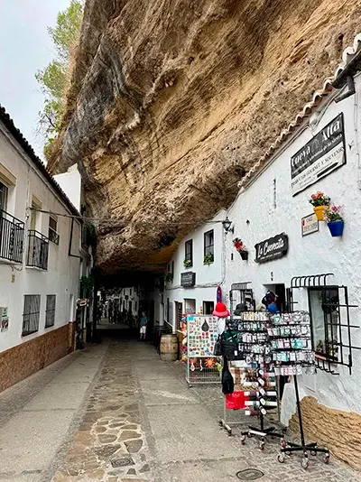 Felsenhäuser in Setenil de las Bodegas, Reiseführer PremiumMietwagenMalaga